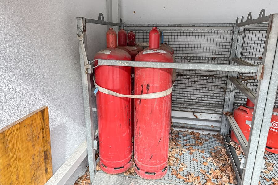 6 Gasflaschen, leer